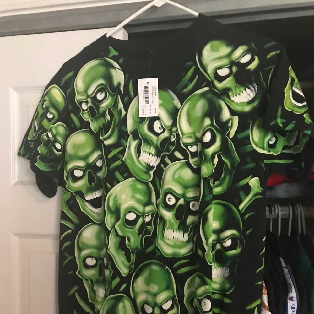 Skull tee new sz small